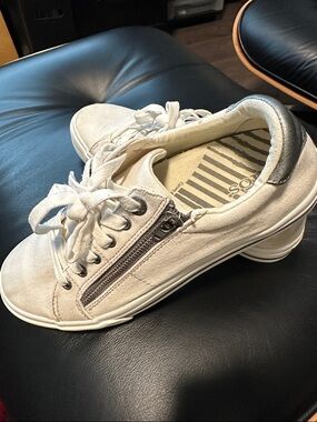 Taos Off-White Canvas Low-Top Sneakers with Silver Heel Accent